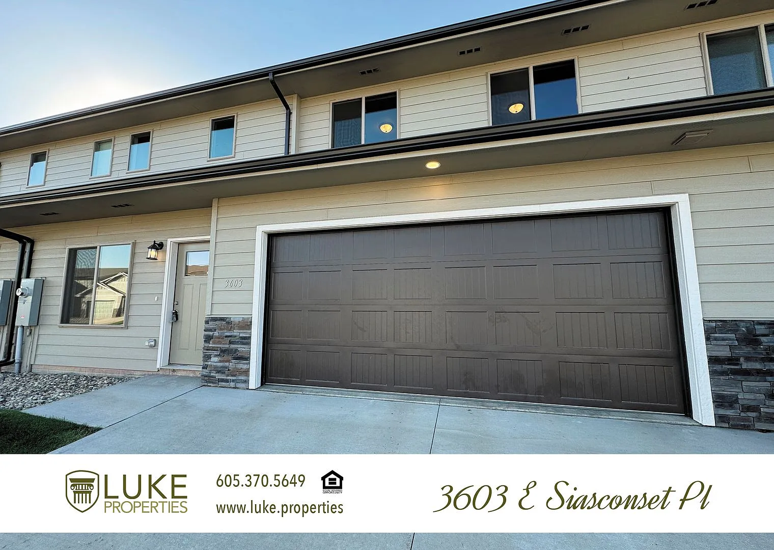 Upscale 3 Bedroom 3 Bathroom Townhome — Photo 1