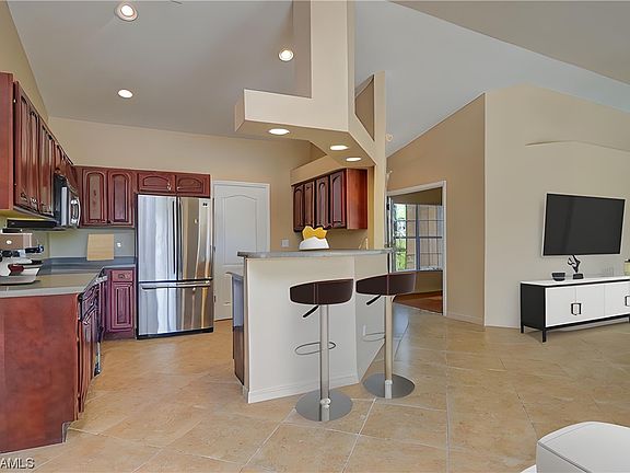 3rd image of 924 Champion Ave