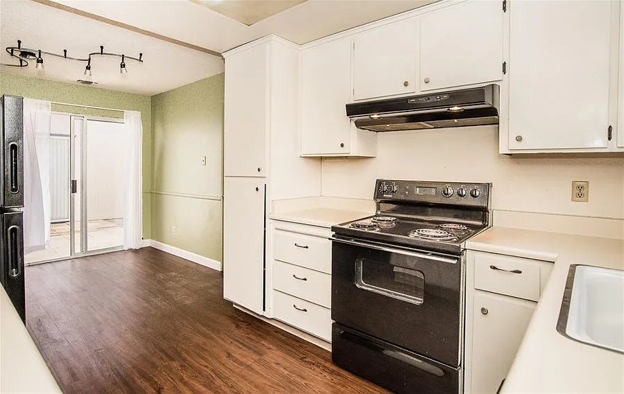 3 bed, 2.0 bath, 1370 sqft, $2,750 — Photo 2