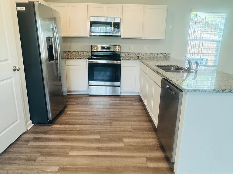 121 Kings Parish Ct — Photo 2