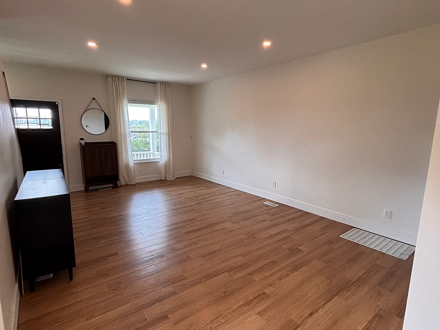 3 bed, 2.5 bath, 1303 sqft, $2,300 — Photo 4