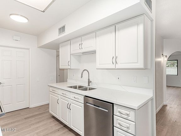 3rd image of 750 W Camino Iturbide