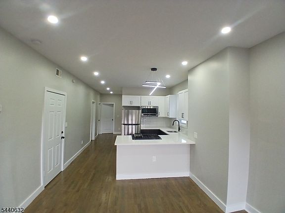 5th image of 590 Hunterdon St