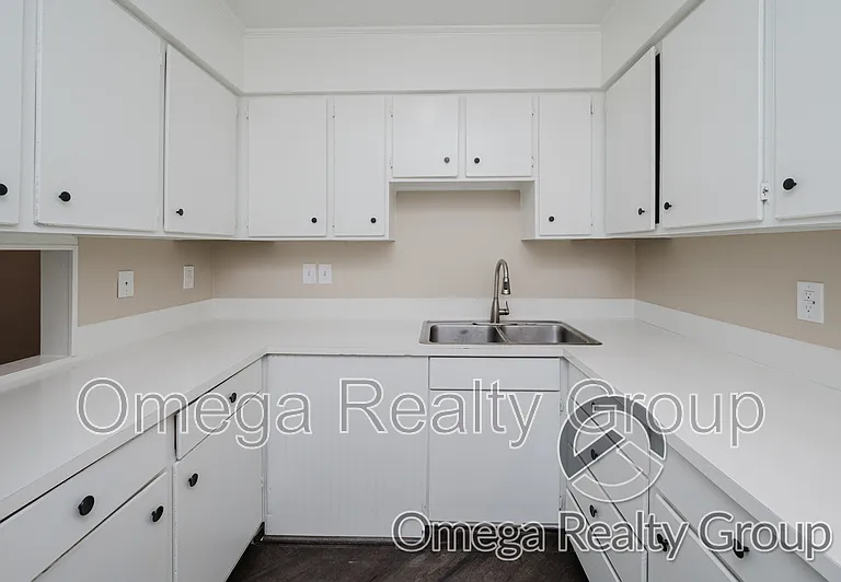 Camelot Apartments — Photo 22