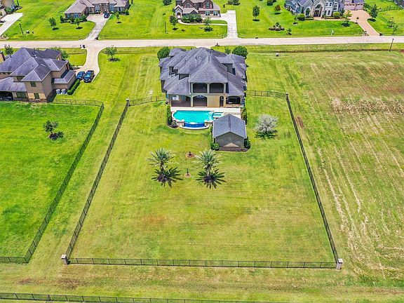 3rd image of 8418 Den Oak Dr