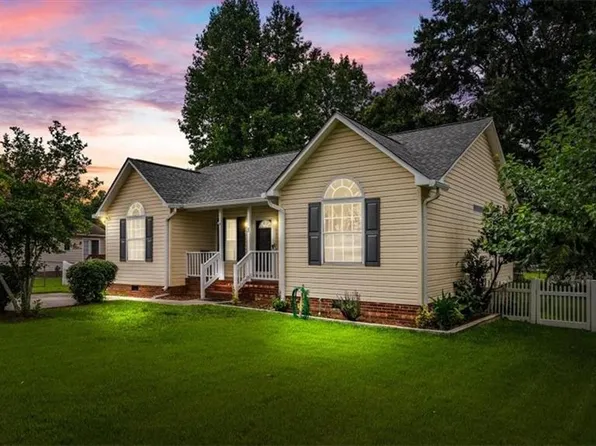 1 Cedar Branch Dr, Thomasville, NC 27360