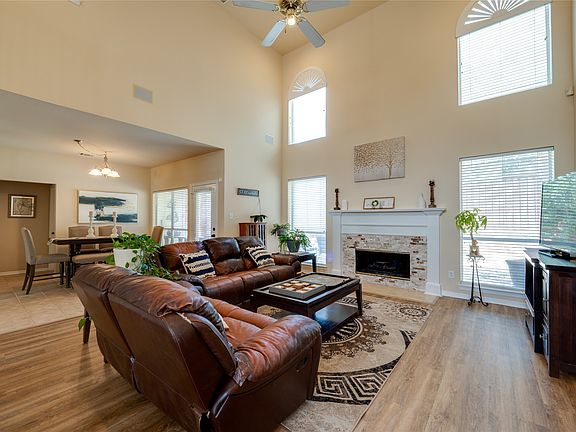 2nd image of 1405 Kingsbrook Cir