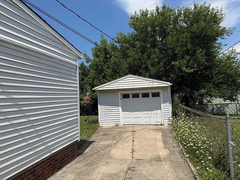13901 Eastwood Blvd — Photo 2