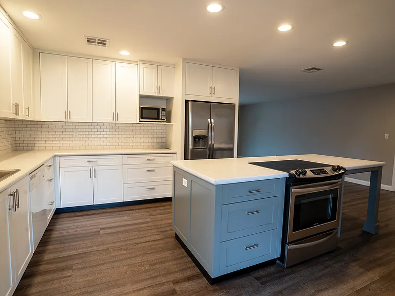 1728 E Laguna Dr — Photo 1