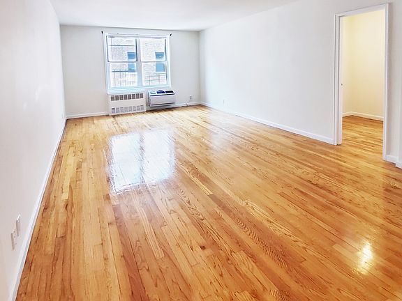 3rd image of 401 W 56th St APT 6R