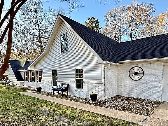 4th image of 152 Suzanne Ln