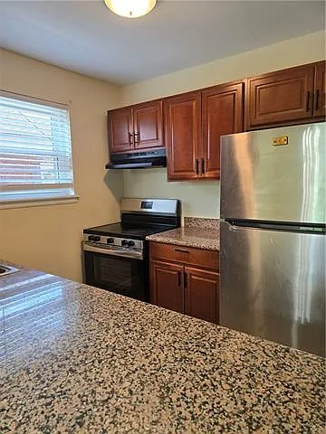 3 bed, 1.5 bath, 1300 sqft, $1,500 — Photo 3