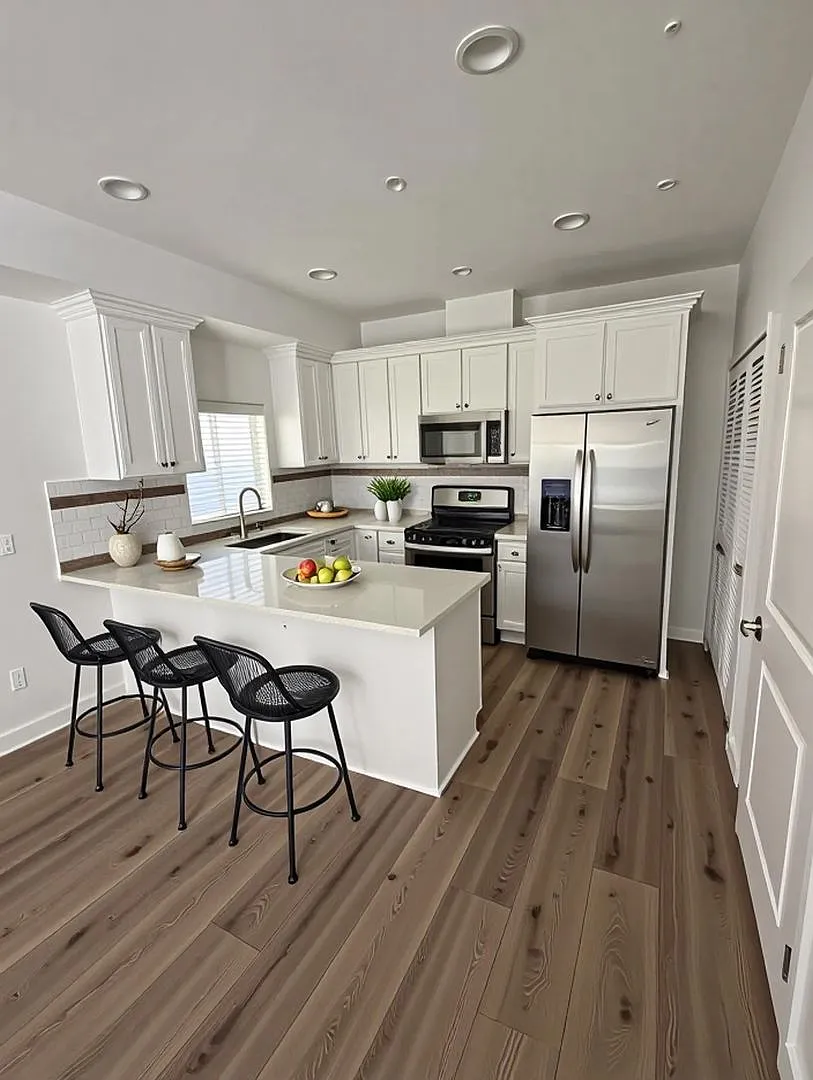 5133-5135 W Maplewood Ave — Photo 1