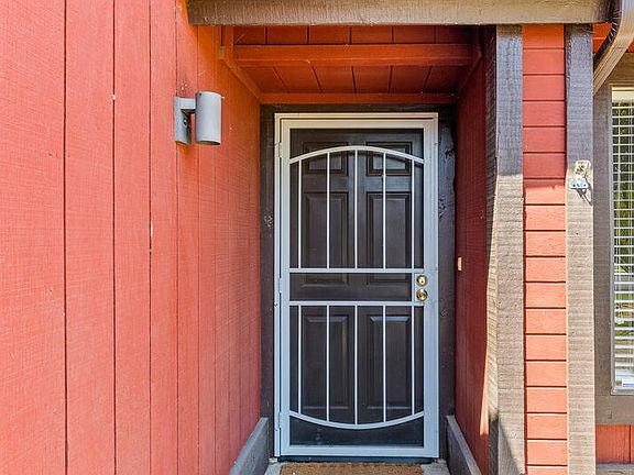 3rd image of 910 E Oakridge Ave