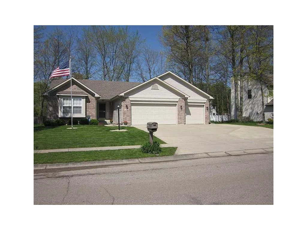 1006 Honeysuckle Dr photo 1