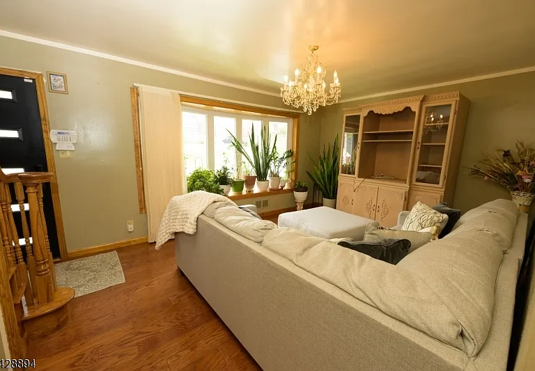 487 Macarthur Ave — Photo 5