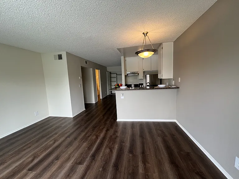 Versailles on the Lake Apartments — Photo 63