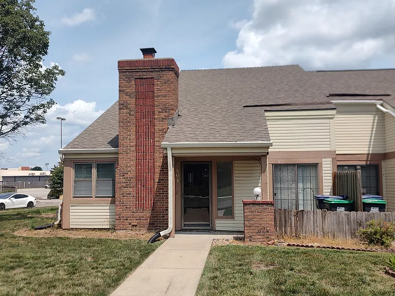 501 SW Hoke Ln — Photo 1