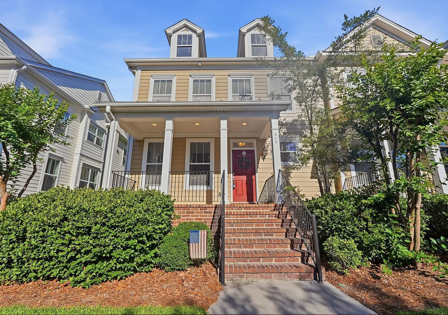 313 Lakeview Drive — Photo 1