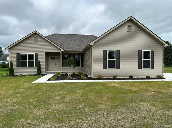 6043 Andrea Ln, North Branch, MI 48461