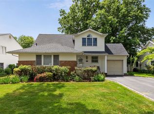 8 Linden St, Garden City, NY 11530