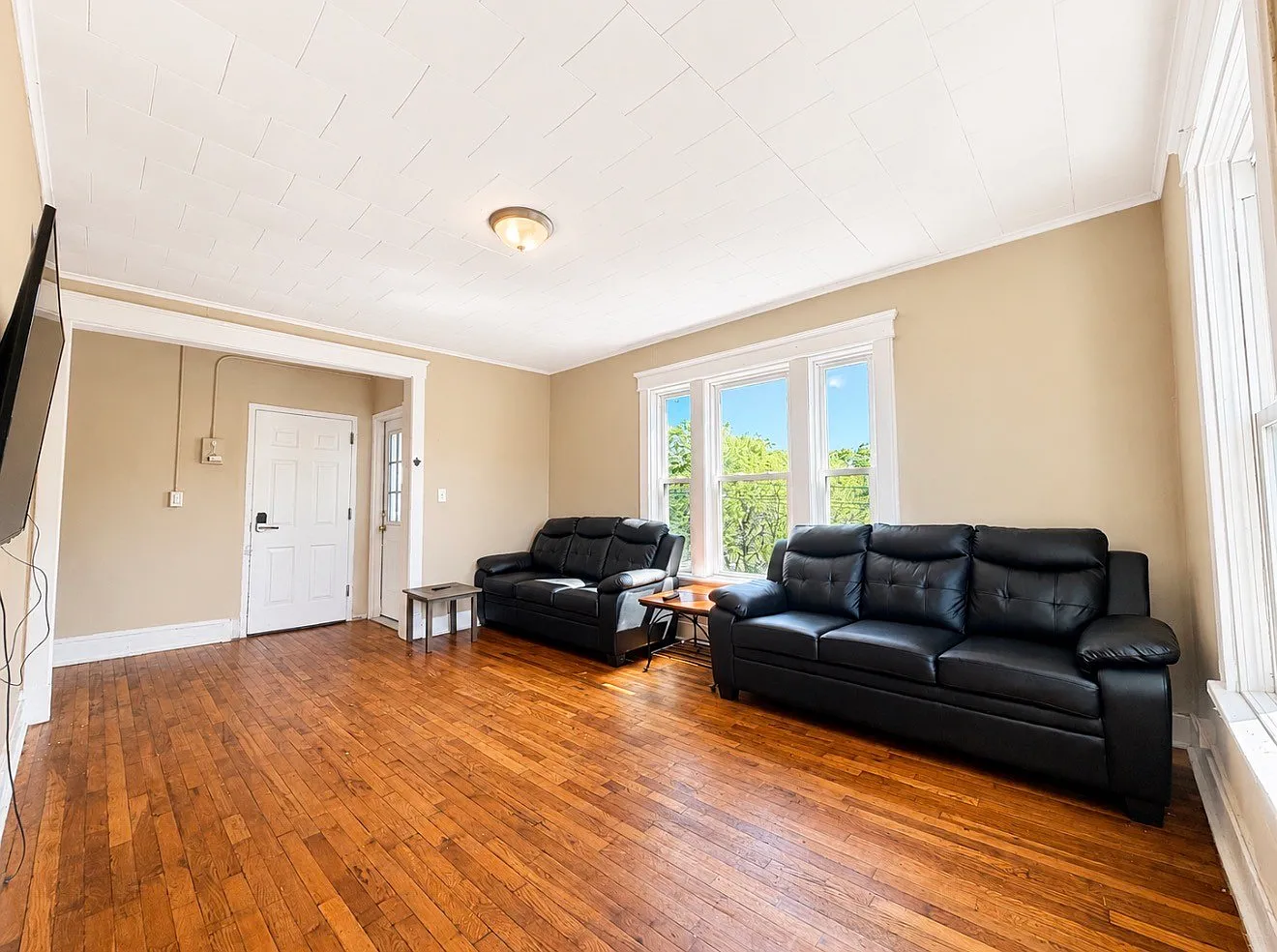 3 bed, 1.0 bath, 1000 sqft, $2,250 — Photo 4