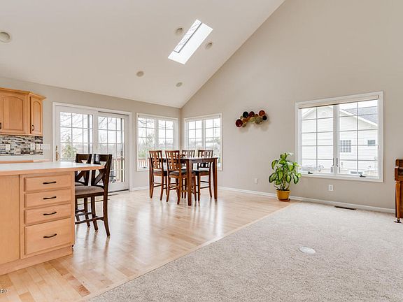 4th image of 5575 Pioneer Ave