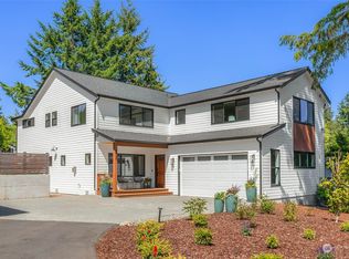 3040 NE 200th St, Lake Forest Park, WA 98155