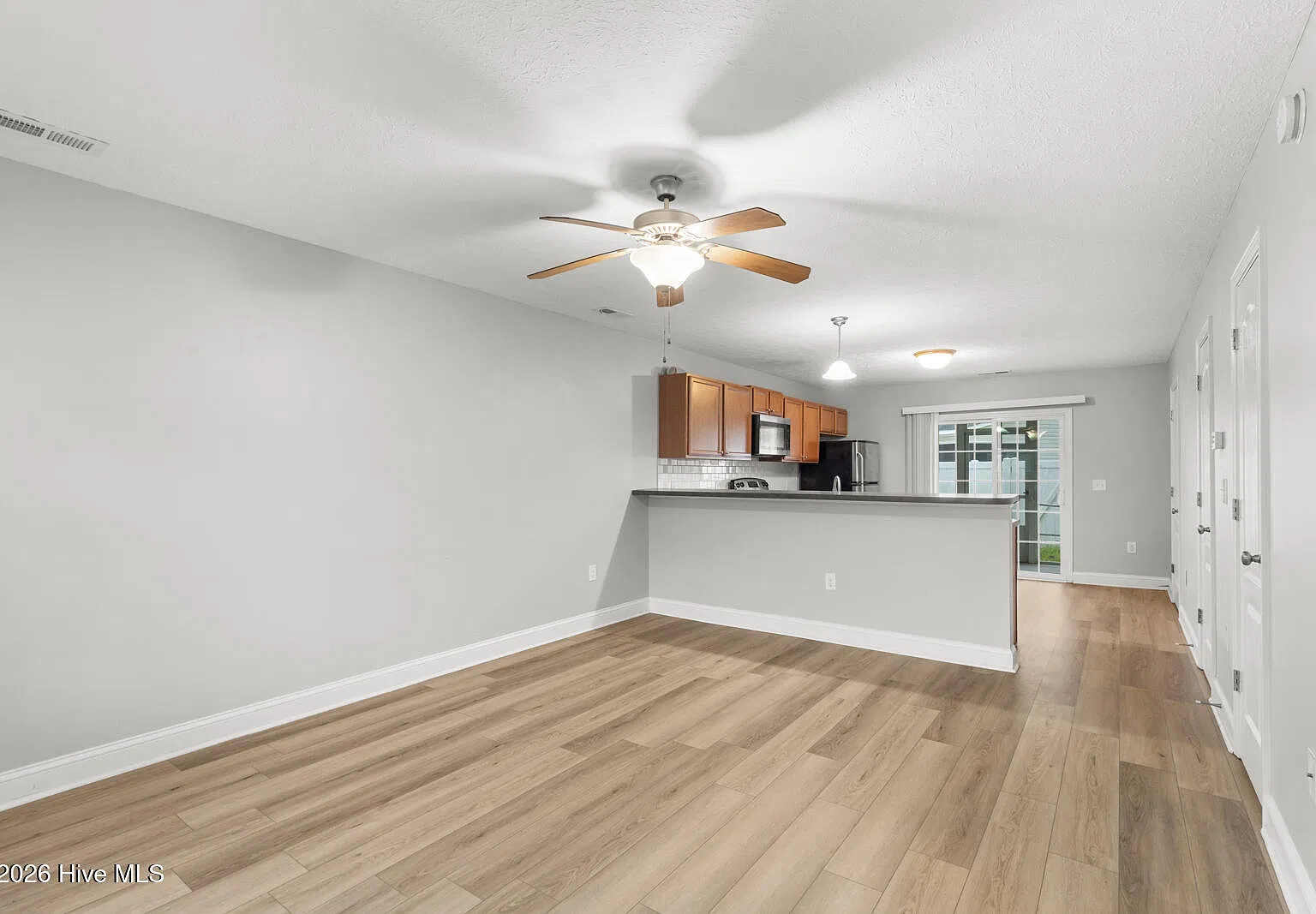 2 bed, 2.5 bath, 1084 sqft, $1,400 — Photo 3