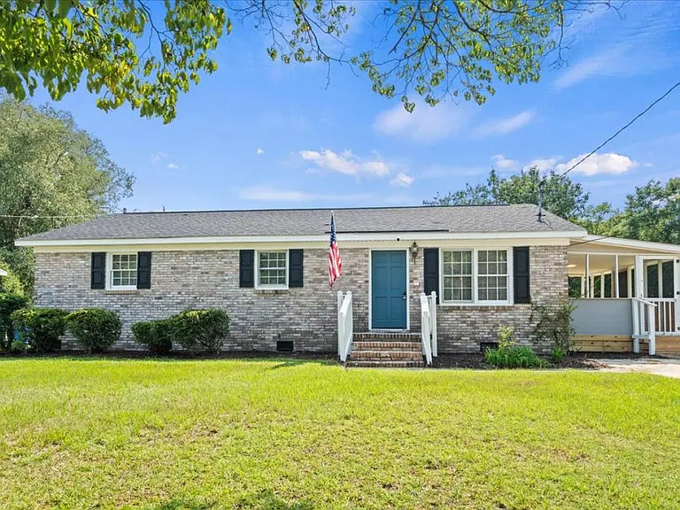 423 Sheffield Dr — Photo 1