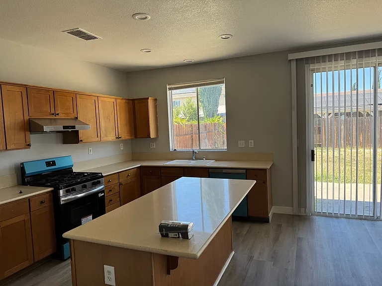 1047 Boardwalk Dr — Photo 11