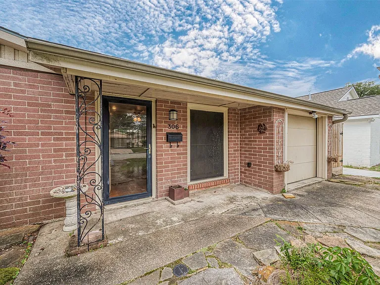 306 Graceland St — Photo 4