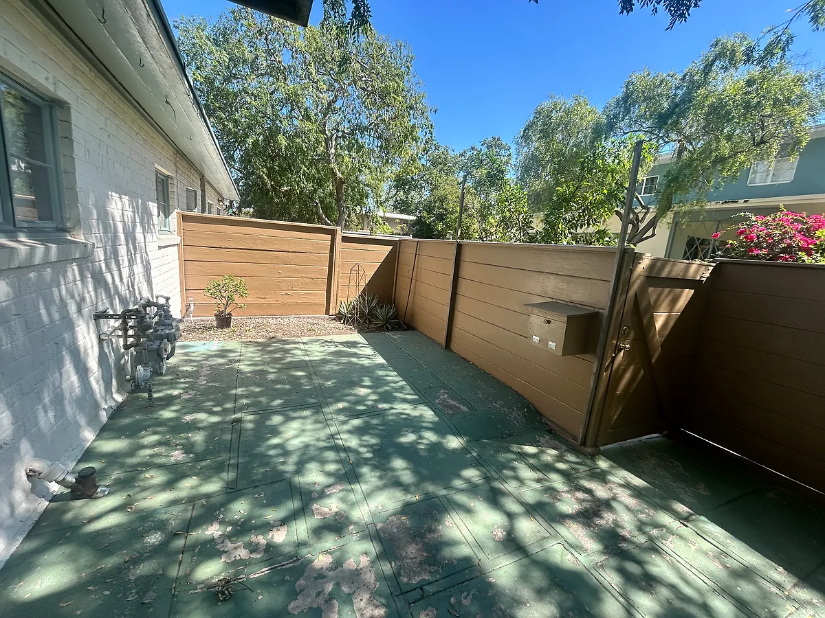 Building Photo - 5557 Village Grn