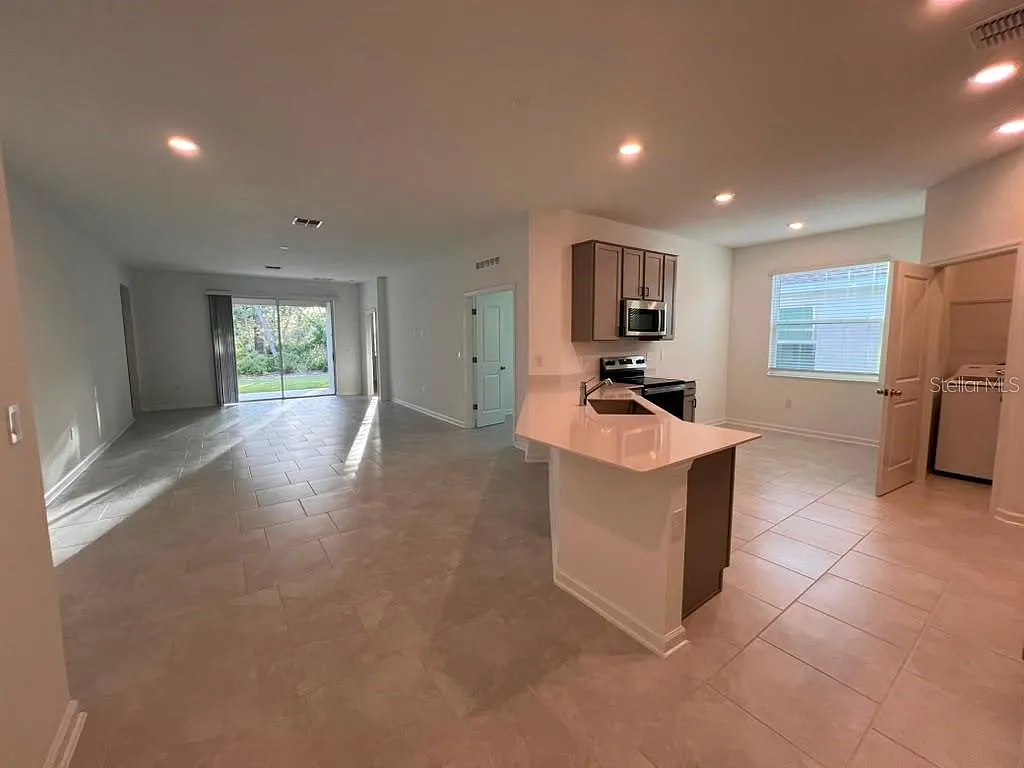 4 bed, 3.0 bath, 2102 sqft, $3,300 — Photo 3