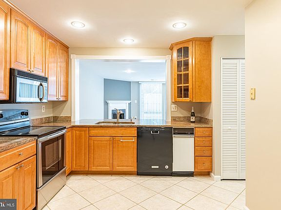 4th image of 1773 S Hayes St #1