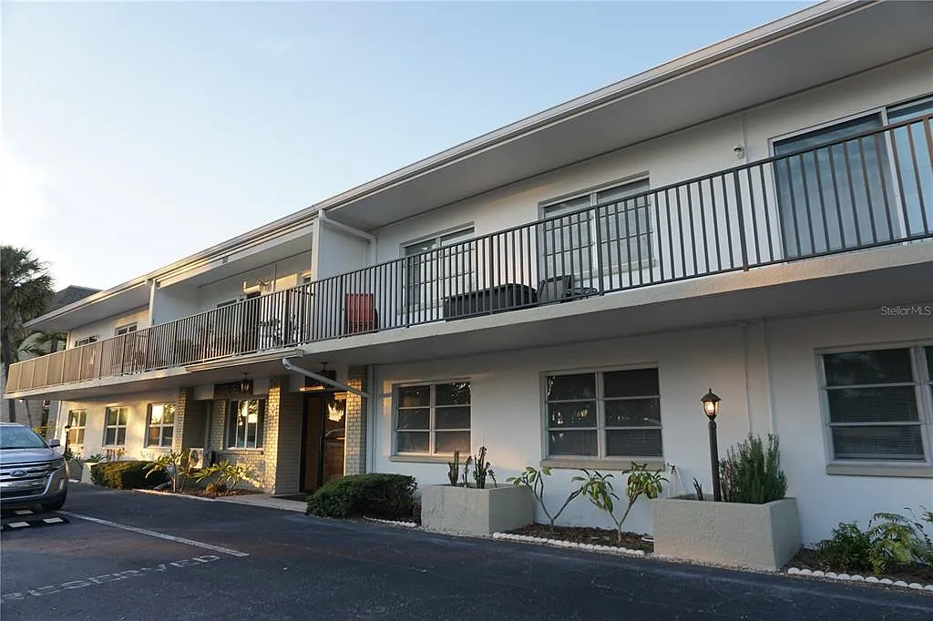 2 bed, 1.0 bath, 875 sqft, $1,925 — Photo 1