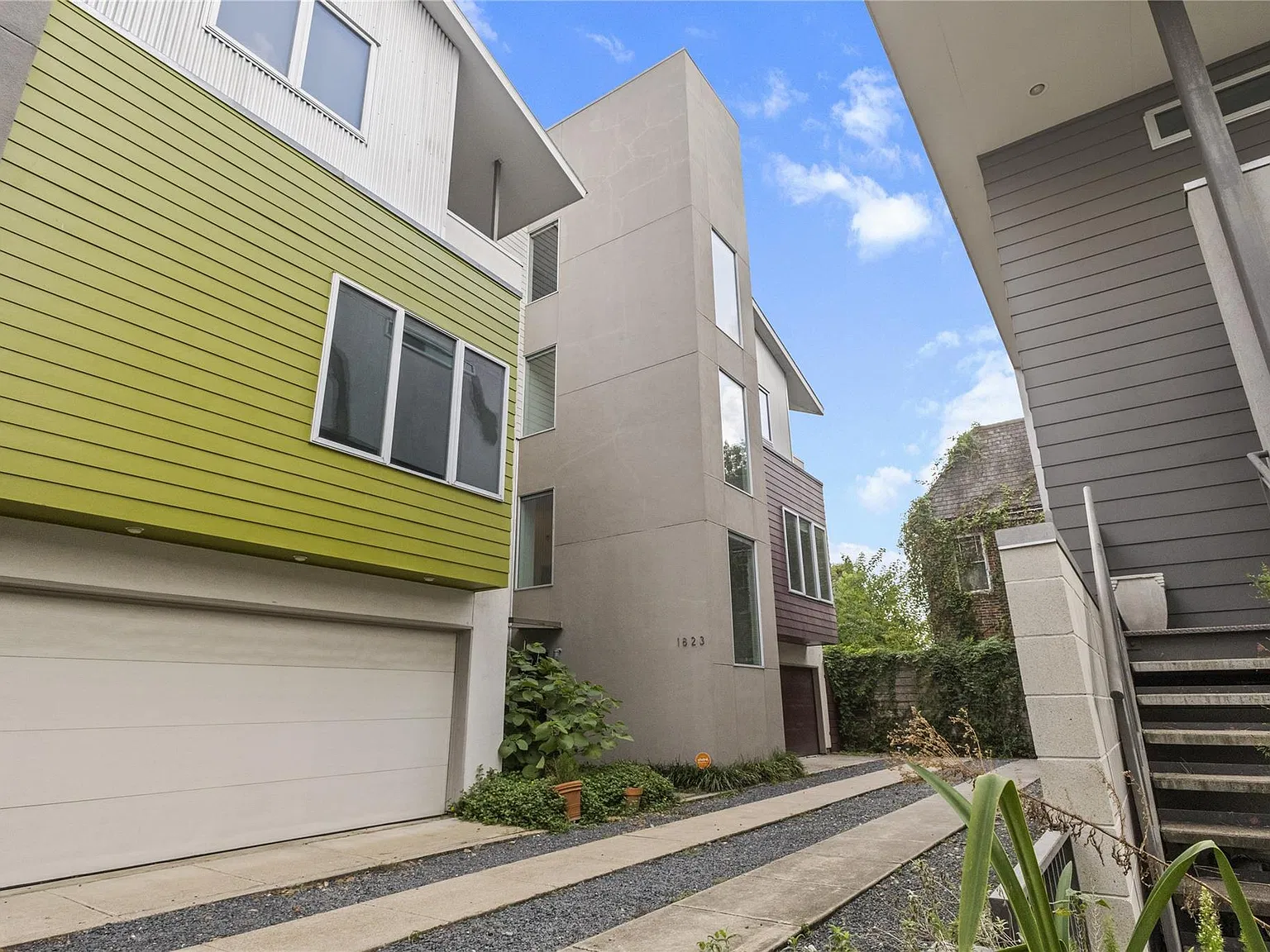 3 bed, 3.5 bath, 2578 sqft, $3,200 — Photo 2