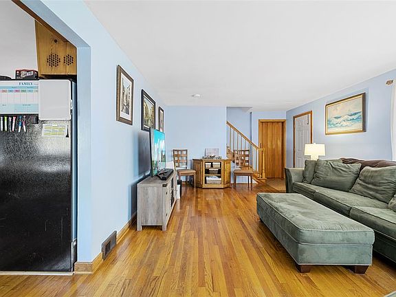 3rd image of 701 Torrance Ave