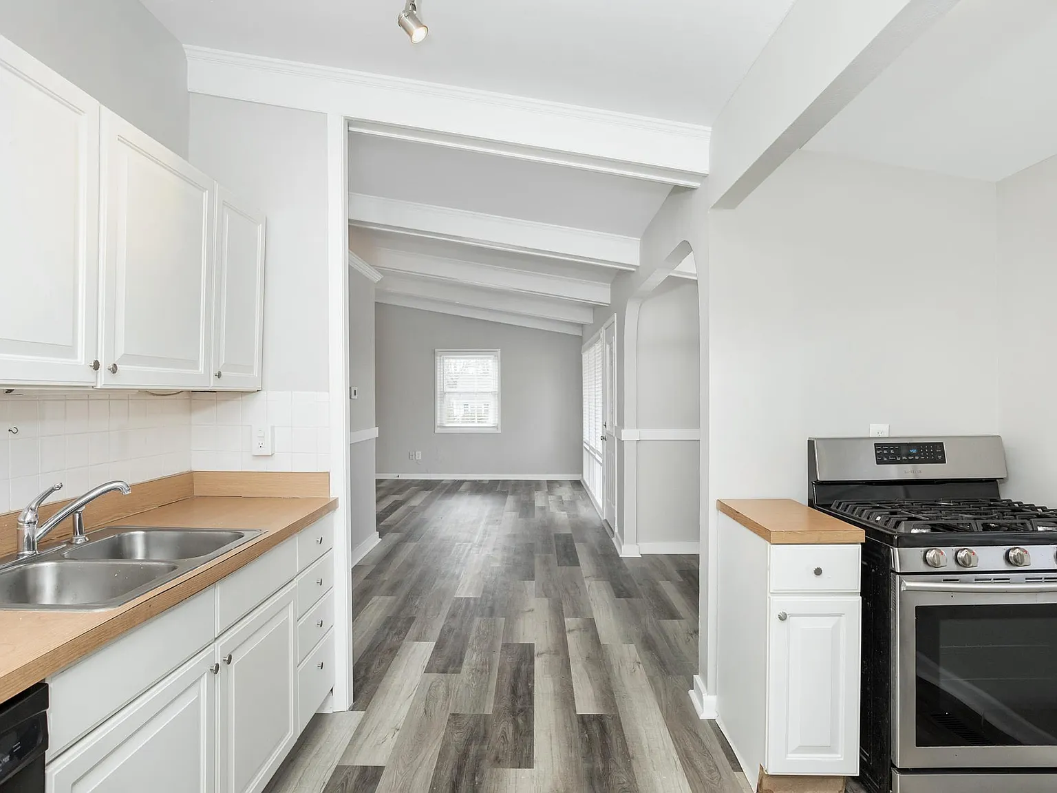 3 bed, 1029 sqft, $2,150 — Photo 3