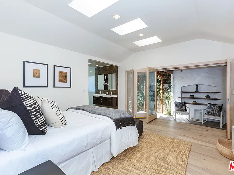 465 S Sherbourne Dr — Photo 9