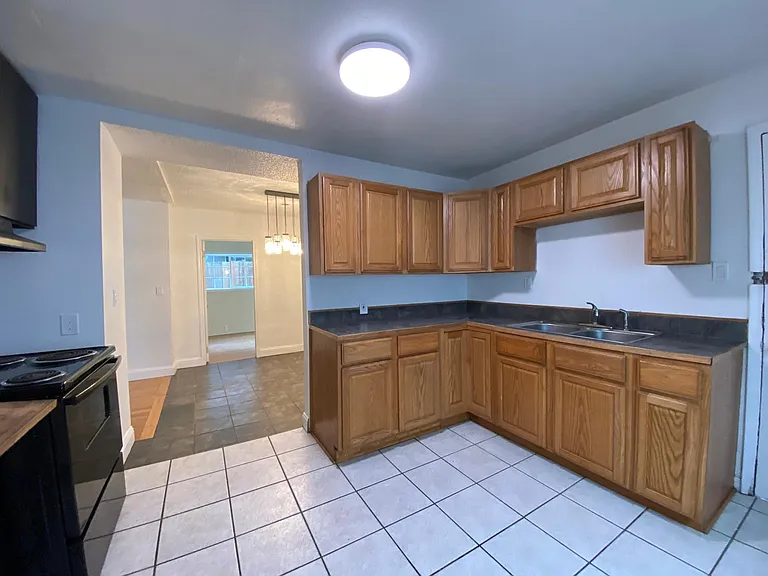 2310 E Madison St — Photo 10