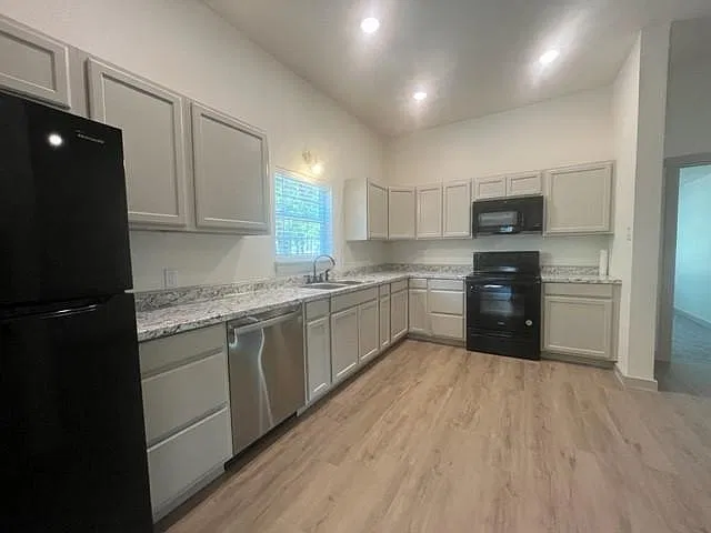 4 bed, 1900 sqft, $1,800 — Photo 3
