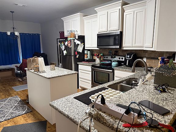 3rd image of 406 E Shepherd St