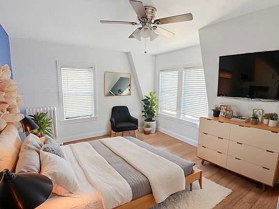 BEDROOM (STAGED)