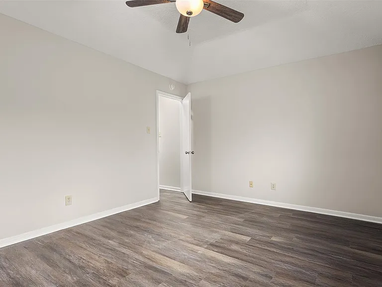 714 Regency Ct — Photo 12