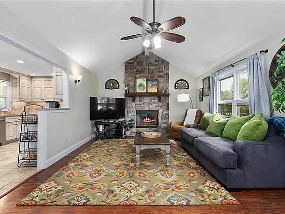 3rd image of 510 NE Fox Trail Dr