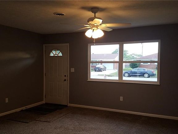 4th image of 705 S Sunset Dr