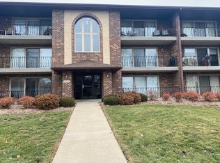 7535 Sheridan Dr APT 1B, Willowbrook, IL 60527