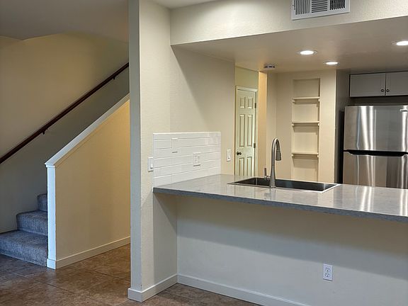 4th image of 647 Summerfield Rd