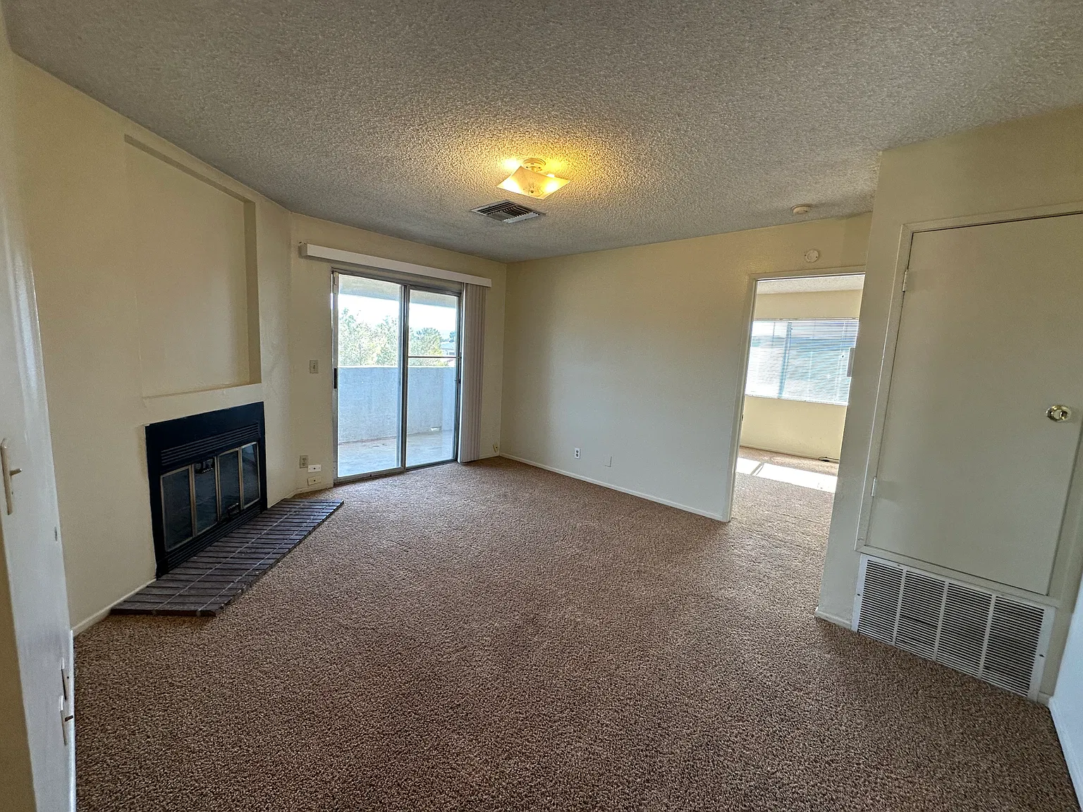 2 bed, 994 sqft, $900 — Photo 3